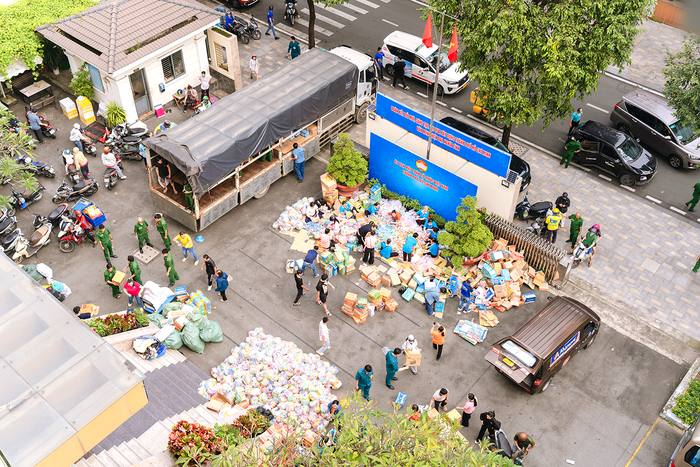 TPHCM: Những chuyến xe "chở nghĩa tình", hướng về rốn lũ miền Trung- Ảnh 1.