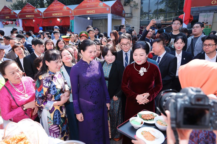 Bà Ngô Phương Ly - Phu nhân Tổng Bí thư Tô Lâm cùng bà Hà Thị Nga - Ủy viên Trung ương Đảng, Phó Chủ tịch Ủy ban Trung ương MTTQ Việt Nam tham quan Lễ hội Bà Ngô Phương Ly - Phu nhân Tổng Bí thư Tô Lâm cùng bà Hà Thị Nga - Ủy viên Trung ương Đảng, Phó Chủ tịch Ủy ban Trung ương MTTQ Việt Nam tham quan Lễ hội