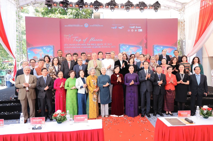 Bà Ngô Phương Ly, bà Hà Thị Nga và các đại biểu chụp ảnh lưu niệm tại Liên hoan Văn hóa Ẩm thực Quốc tế 2025 Bà Ngô Phương Ly, bà Hà Thị Nga và các đại biểu chụp ảnh lưu niệm tại Liên hoan Văn hóa Ẩm thực Quốc tế 2025
