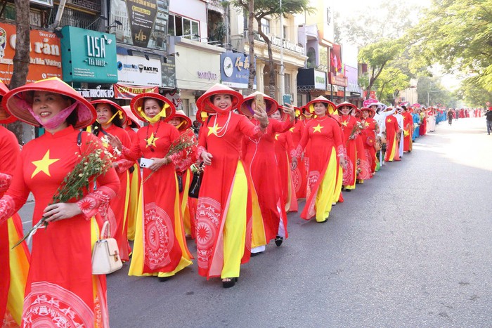 Hơn 1.000 người diễu hành "Tôn vinh áo dài Việt" trên đường phố Hải Phòng- Ảnh 5. Hơn 1.000 người diễu hành "Tôn vinh áo dài Việt" trên đường phố Hải Phòng- Ảnh 5.
