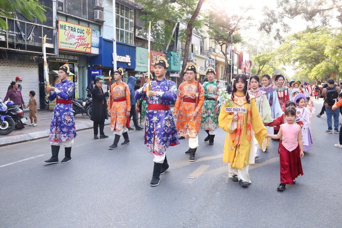Hơn 1.000 người diễu hành "Tôn vinh áo dài Việt" trên đường phố Hải Phòng- Ảnh 2. Hơn 1.000 người diễu hành "Tôn vinh áo dài Việt" trên đường phố Hải Phòng- Ảnh 2.