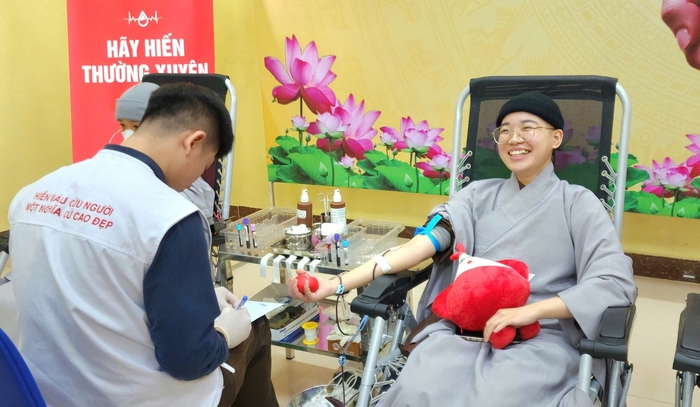 Ngày hội thu hút nhiều tăng ni, Phật tử tham gia hiến máu Ngày hội thu hút nhiều tăng ni, Phật tử tham gia hiến máu