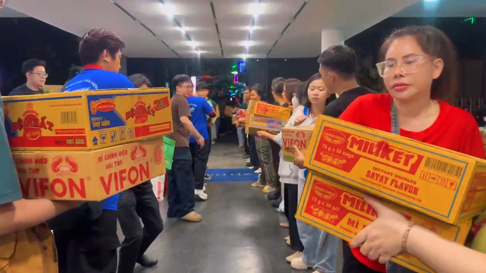 TPHCM: Những chuyến xe "chở nghĩa tình", hướng về rốn lũ miền Trung- Ảnh 2.