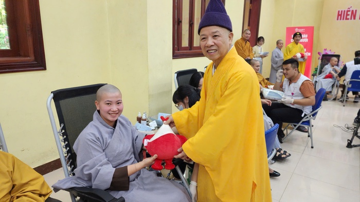 Hòa thượng Thích Thanh Quyết trao tặng "Linh vật hiến máu tình nguyện" cho tăng ni tham gia Ngày hội Hòa thượng Thích Thanh Quyết trao tặng "Linh vật hiến máu tình nguyện" cho tăng ni tham gia Ngày hội