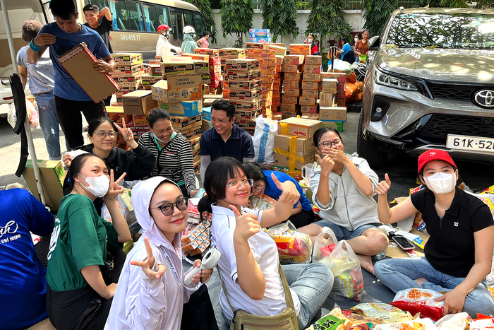 TPHCM: Những chuyến xe "chở nghĩa tình", hướng về rốn lũ miền Trung- Ảnh 4.