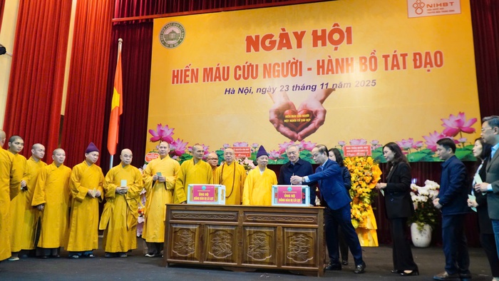 Phó Thủ tướng Thường trực Chính phủ Nguyễn Hòa Bình cùng đại biểu tham gia Ngày hội quyên góp hỗ trợ đồng bào lũ lụt Phó Thủ tướng Thường trực Chính phủ Nguyễn Hòa Bình cùng đại biểu tham gia Ngày hội quyên góp hỗ trợ đồng bào lũ lụt