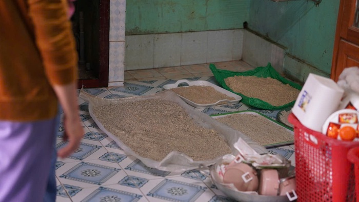 Người dân Khánh Hòa gượng dậy dọn dẹp sau lũ - Ảnh 5.