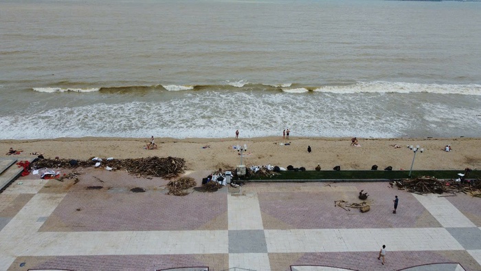 Người dân Khánh Hòa gượng dậy dọn dẹp sau lũ - Ảnh 2.