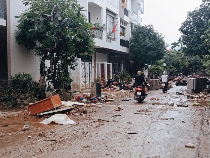 Người dân Khánh Hòa gượng dậy dọn dẹp sau lũ - Ảnh 6.