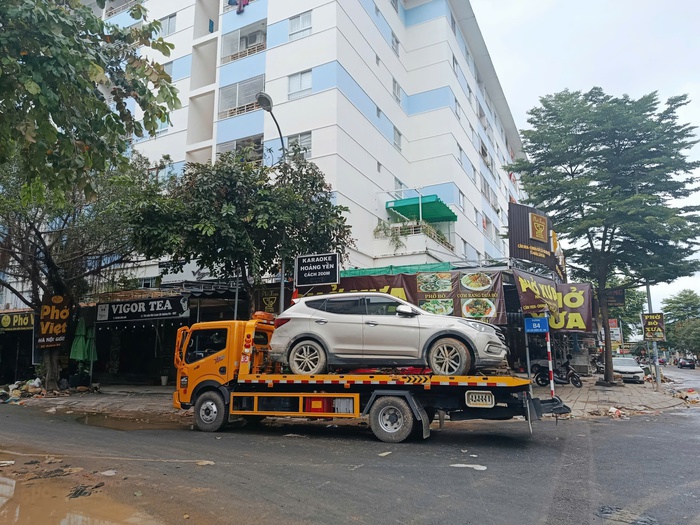 Người dân Khánh Hòa gượng dậy dọn dẹp sau lũ - Ảnh 7.