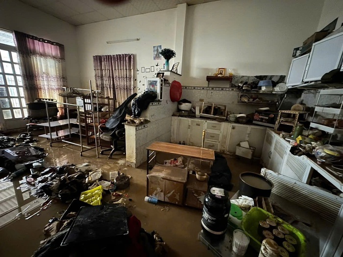 Người dân Khánh Hòa gượng dậy dọn dẹp sau lũ - Ảnh 3.