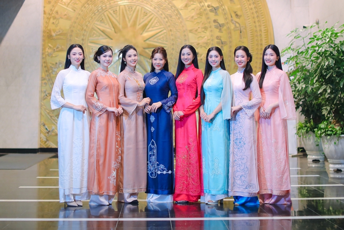 Các người đẹp, diễn viên, ca sĩ mặc áo dài trong bộ sưu tập "Liên hoa khoa bảng" do Ngọc Hân thiết kế, lấy cảm hứng từ họa tiết hoa sen trên văn bia tiến sĩ tại Văn Miếu - Quốc Tử Giám