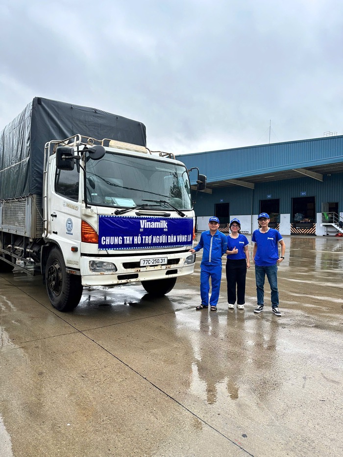 48 tấn sữa và nước uống của Vinamilk đến "rốn lũ" miền Trung và Tây Nguyên - Ảnh 2.