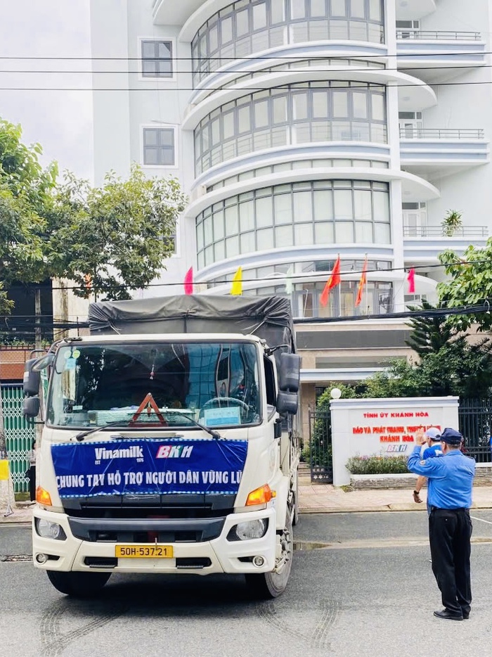 48 tấn sữa và nước uống của Vinamilk đến "rốn lũ" miền Trung và Tây Nguyên - Ảnh 3.