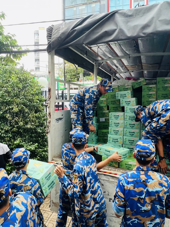 48 tấn sữa và nước uống của Vinamilk đến "rốn lũ" miền Trung và Tây Nguyên - Ảnh 5.