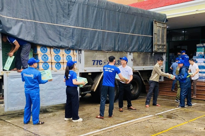 48 tấn sữa và nước uống của Vinamilk đến "rốn lũ" miền Trung và Tây Nguyên - Ảnh 10.