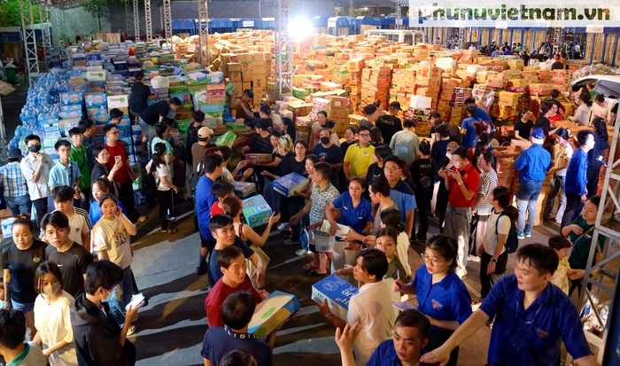 Hoa hậu Du lịch Quốc tế Hoàng Hương Ly cùng thanh niên TPHCM hướng về miền Trung bị ảnh hưởng bão lũ- Ảnh 2.