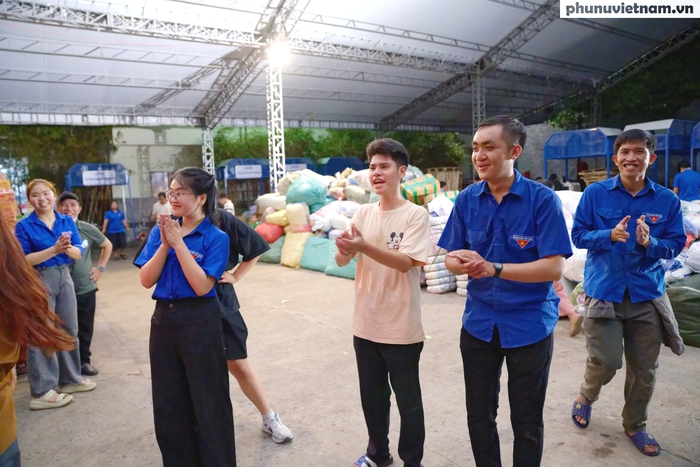 Hoa hậu Du lịch Quốc tế Hoàng Hương Ly cùng thanh niên TPHCM hướng về miền Trung bị ảnh hưởng bão lũ- Ảnh 5.