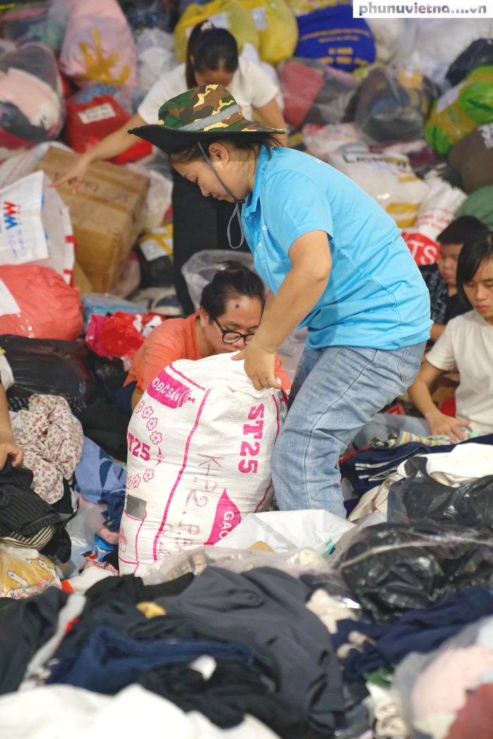 Hoa hậu Du lịch Quốc tế Hoàng Hương Ly cùng thanh niên TPHCM hướng về miền Trung bị ảnh hưởng bão lũ- Ảnh 7.
