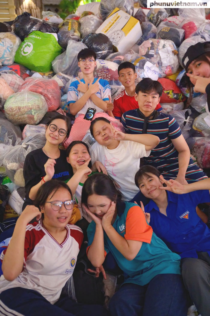 Hoa hậu Du lịch Quốc tế Hoàng Hương Ly cùng thanh niên TPHCM hướng về miền Trung bị ảnh hưởng bão lũ- Ảnh 9.