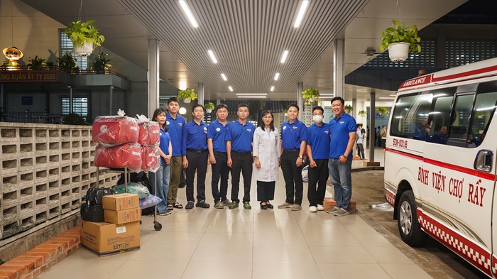 Lực lượng y tế tại TPHCM chung sức hỗ trợ đồng bào bị ảnh hưởng do mưa lũ- Ảnh 1.