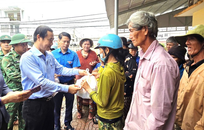 Phó Bí thư Đảng ủy MTTQ, các đoàn thể Trung ương thăm hỏi, động viên người dân vùng lũ Đắk Lắk- Ảnh 2. Phó Bí thư Đảng ủy MTTQ, các đoàn thể Trung ương thăm hỏi, động viên người dân vùng lũ Đắk Lắk- Ảnh 2.