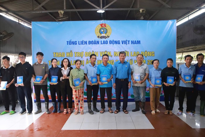 Công đoàn hỗ trợ hơn 1,5 tỉ đồng giúp đoàn viên Gia Lai khắc phục khó khăn do bão số 13 và lũ lịch sử- Ảnh 5.