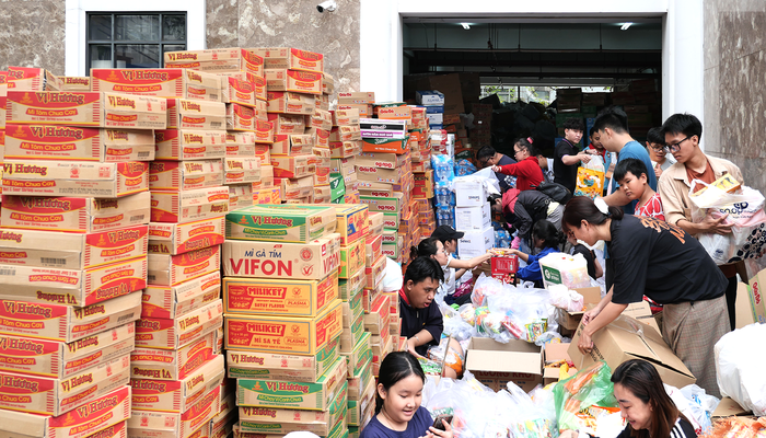 Kho chứa quá tải, TPHCM dừng tiếp nhận hàng hóa hỗ trợ các vùng bị ảnh hưởng bởi bão lũ- Ảnh 1.