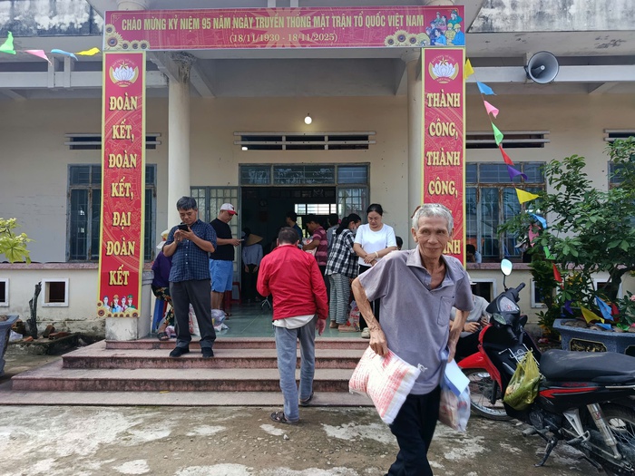 Hội LHPN Khánh Hòa tiếp tục nối dài hành trình sẻ chia đến người dân vùng lũ- Ảnh 1.