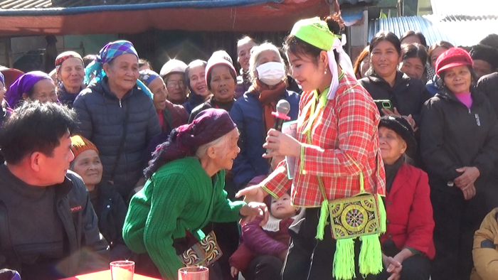 Người đi chợ phiên Bình Độ giao lưu, trao đổi tâm tình