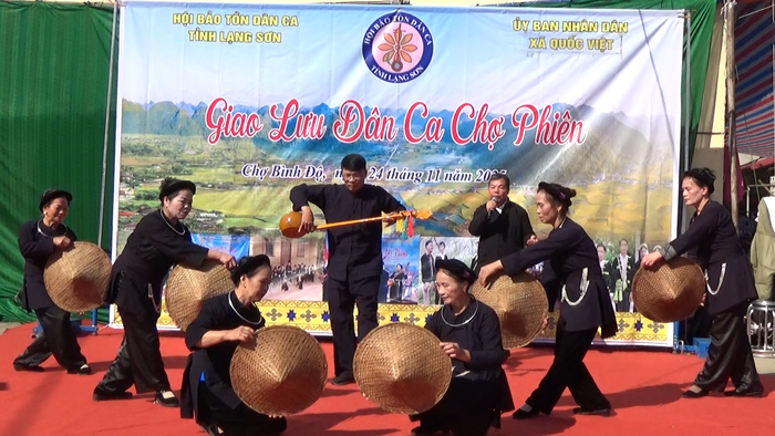 Biểu diễn nghệ thuật truyền thống tại chợ phiên Bình Độ