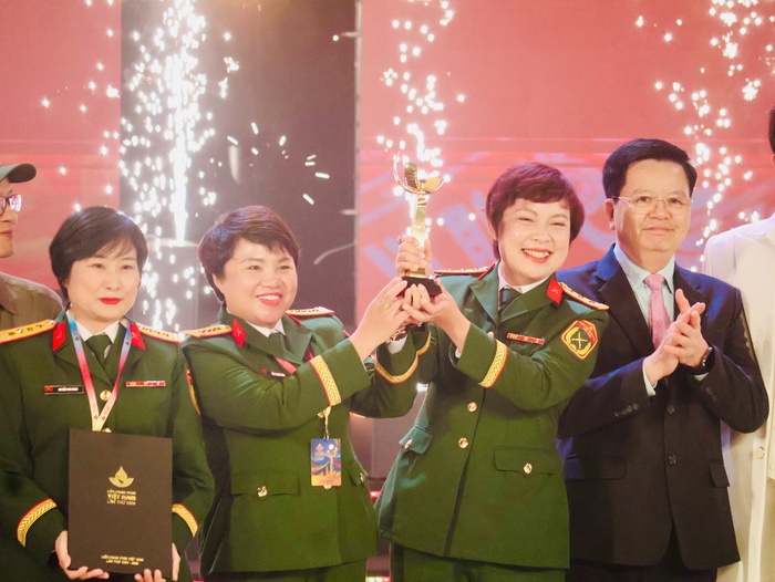 Phim "Mưa đỏ" của đạo diễn Đặng Thái Huyền thắng lớn với giải Bông sen vàng, giải thưởng điện ảnh danh giá nhất Việt Nam. Ảnh: Hồ Lam Phim "Mưa đỏ" của đạo diễn Đặng Thái Huyền thắng lớn với giải Bông sen vàng, giải thưởng điện ảnh danh giá nhất Việt Nam. Ảnh: Hồ Lam