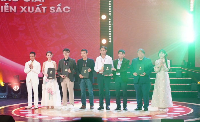 Đạo diễn Thu Trang (thứ hai, từ trái sang) và đạo diễn Hàm Trần (thứ hai, từ phải sang) nhận giải Đạo diễn phim đầu tay xuất sắc và đạo diễn xuất sắc tại LHP năm nay. Ảnh: BTC Đạo diễn Thu Trang (thứ hai, từ trái sang) và đạo diễn Hàm Trần (thứ hai, từ phải sang) nhận giải Đạo diễn phim đầu tay xuất sắc và đạo diễn xuất sắc tại LHP năm nay. Ảnh: BTC