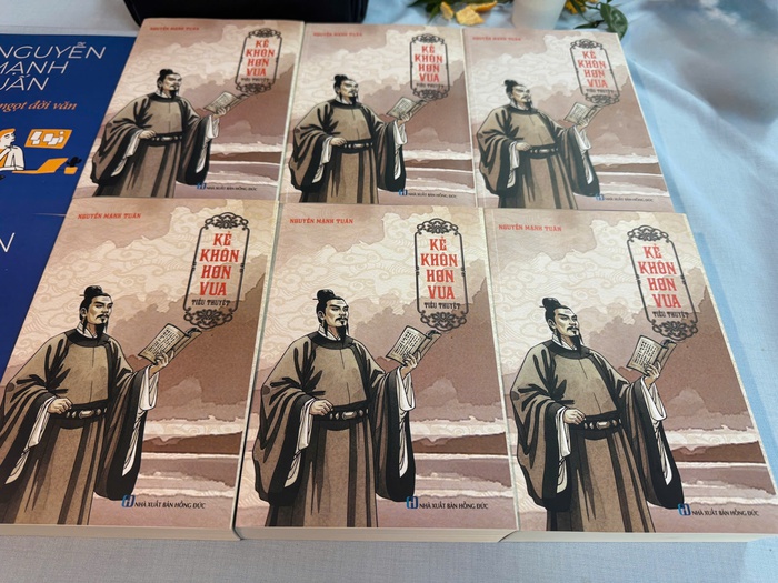 Tiểu thuyết lịch sử Kẻ khôn hơn vua cho thấy một hướng thử nghiệm mới mẻ của tác giả, Tiểu thuyết lịch sử Kẻ khôn hơn vua cho thấy một hướng thử nghiệm mới mẻ của tác giả,