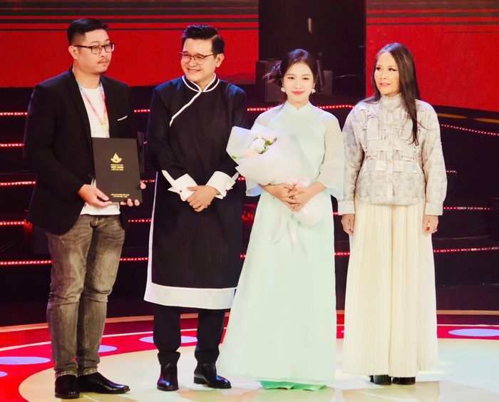 Đoàn làm phim Quỷ cẩu nhận Giải Phim Việt Nam được yêu thích nhất do khán giả bình chọn Đoàn làm phim Quỷ cẩu nhận Giải Phim Việt Nam được yêu thích nhất do khán giả bình chọn