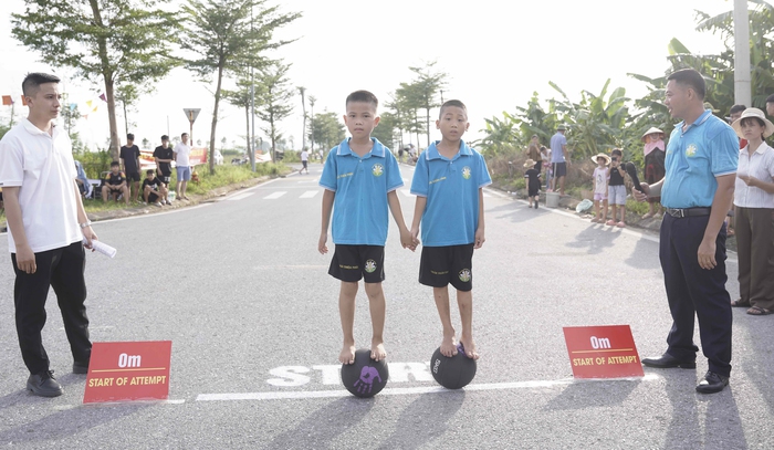 Nguyễn Thiện Phúc (thứ 2 từ trái sang) trong ngày xác lập kỷ lục Guinness thế giới