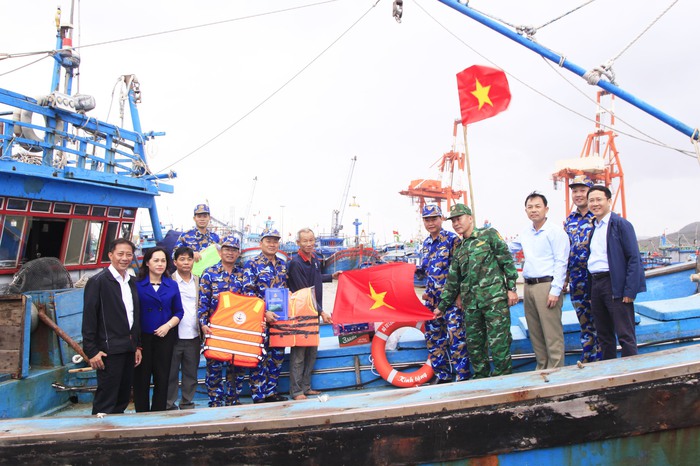 Vùng 4 Hải quân trao kinh phí xây nhà cho ngư dân bị ảnh hưởng nặng nề bởi bão số 13- Ảnh 3.