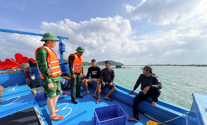Khánh Hòa: Bộ đội biên phòng tăng cường vận động ngư dân chủ động ứng phó bão số 15 - Ảnh 2. Khánh Hòa: Bộ đội biên phòng tăng cường vận động ngư dân chủ động ứng phó bão số 15 - Ảnh 2.