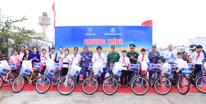 Vùng 4 Hải quân trao kinh phí xây nhà cho ngư dân bị ảnh hưởng nặng nề bởi bão số 13- Ảnh 2.