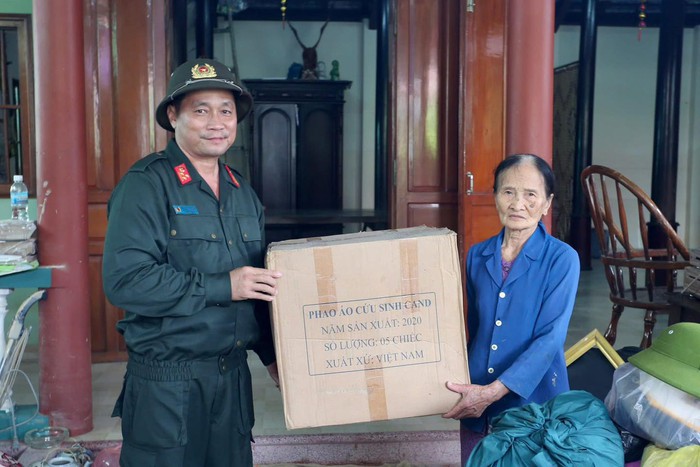 Cảnh sát cơ động Công an TPHCM sát cánh cùng người dân Khánh Hoà khắc phục hậu quả sau lũ- Ảnh 3.