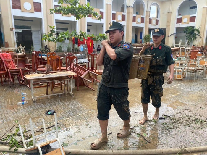 Cảnh sát cơ động Công an TPHCM sát cánh cùng người dân Khánh Hoà khắc phục hậu quả sau lũ- Ảnh 2.
