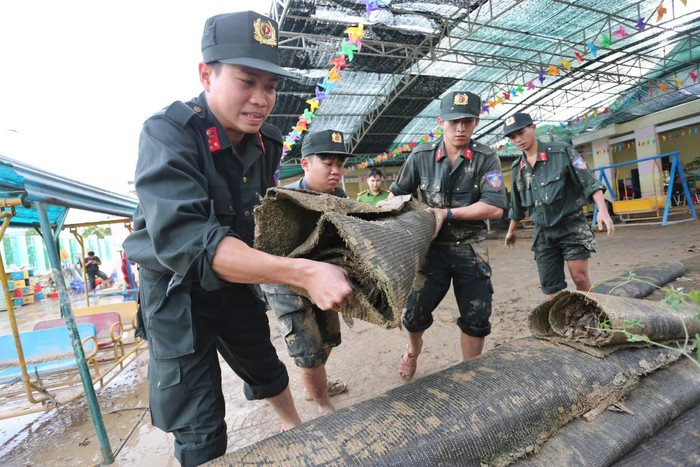 Cảnh sát cơ động Công an TPHCM sát cánh cùng người dân Khánh Hoà khắc phục hậu quả sau lũ- Ảnh 1.