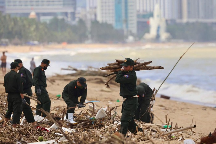 Cảnh sát cơ động Công an TPHCM sát cánh cùng người dân Khánh Hoà khắc phục hậu quả sau lũ- Ảnh 5.