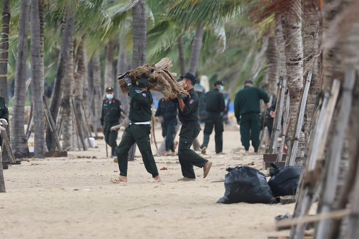 Cảnh sát cơ động Công an TPHCM sát cánh cùng người dân Khánh Hoà khắc phục hậu quả sau lũ- Ảnh 6.