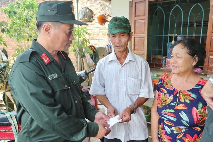 Cảnh sát cơ động Công an TPHCM sát cánh cùng người dân Khánh Hoà khắc phục hậu quả sau lũ- Ảnh 4.