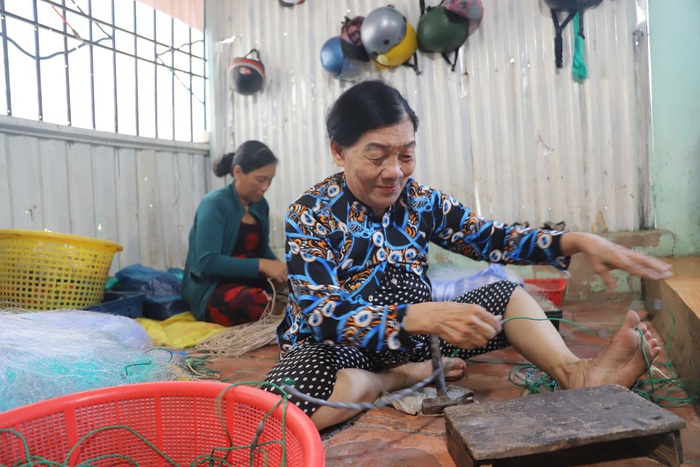 Nghề đan lưới giúp phụ nữ vùng biển vươn lên thoát nghèo- Ảnh 2. Nghề đan lưới giúp phụ nữ vùng biển vươn lên thoát nghèo- Ảnh 2.