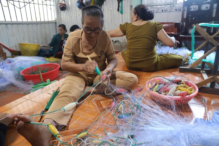 Nghề đan lưới giúp phụ nữ vùng biển vươn lên thoát nghèo- Ảnh 1. Nghề đan lưới giúp phụ nữ vùng biển vươn lên thoát nghèo- Ảnh 1.