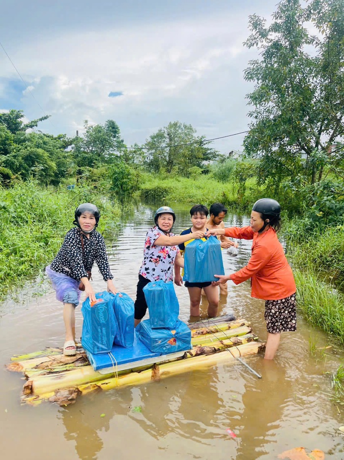 Hội LHPN Đà Nẵng trao quà hỗ trợ người dân vùng ngập lụt- Ảnh 3.