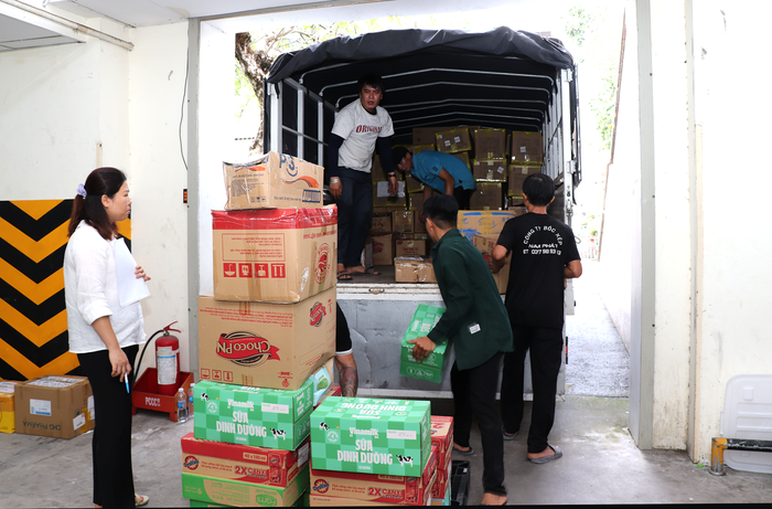 TPHCM vận chuyển 30 tấn hàng hóa hỗ trợ người dân vùng lũ Huế và Đà Nẵng- Ảnh 2.