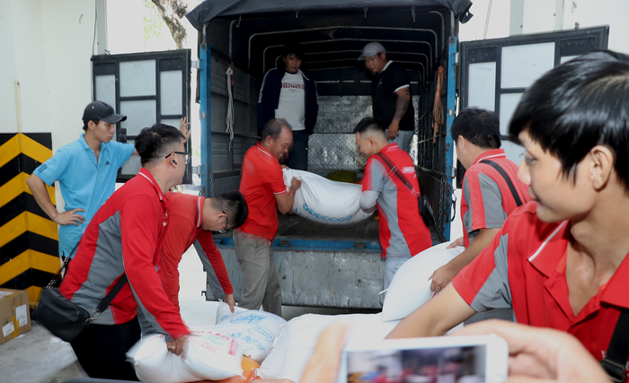 TPHCM: Tiếp nhận hơn 210 tỷ đồng hỗ trợ đồng bào vùng bão, lũ- Ảnh 5.